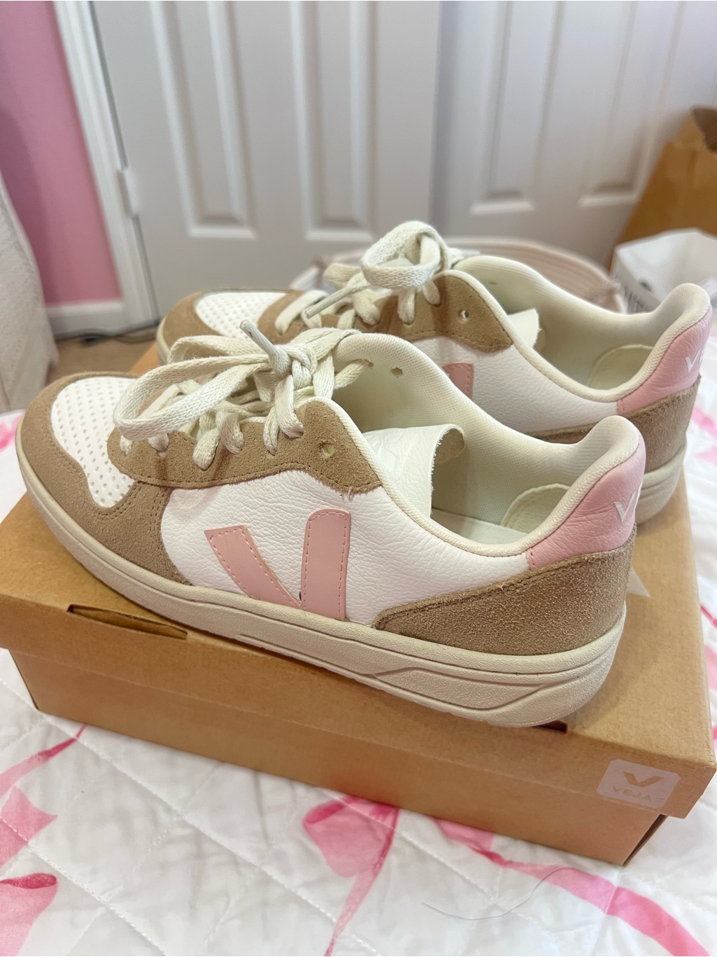 Veja Women’s V-10 Sneakers In White, Beige & Pink Size 7 — image 2 of 7